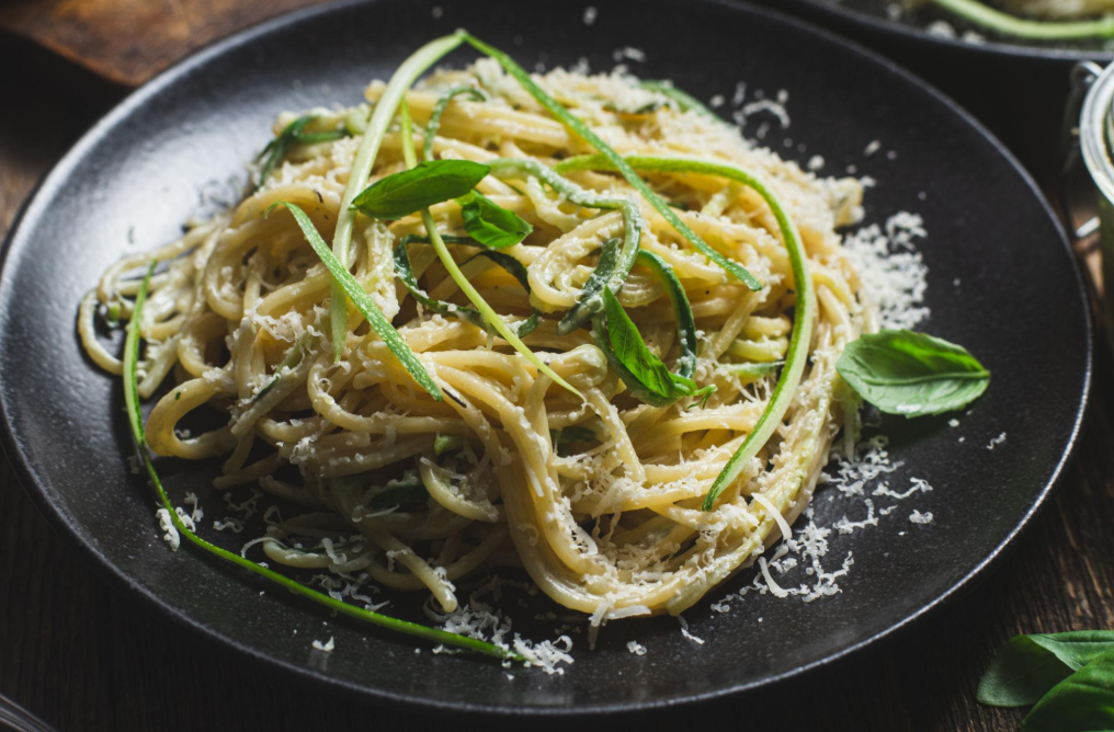 Zucchini Noodles with Cream Sauce 🥒🧄🧀
