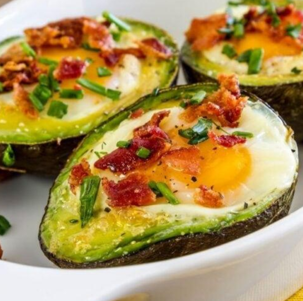 Bacon & Egg Avocado Boats 🥑🥓🍳